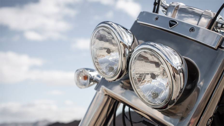 O tradicional farol dupla não podia faltar | <a href="https://gutenberg.quatrorodas.abril.com.br/moto/noticias/triumph-lanca-thunderbird-commander-brasil-791427.shtml" rel="migration">Leia mais</a>