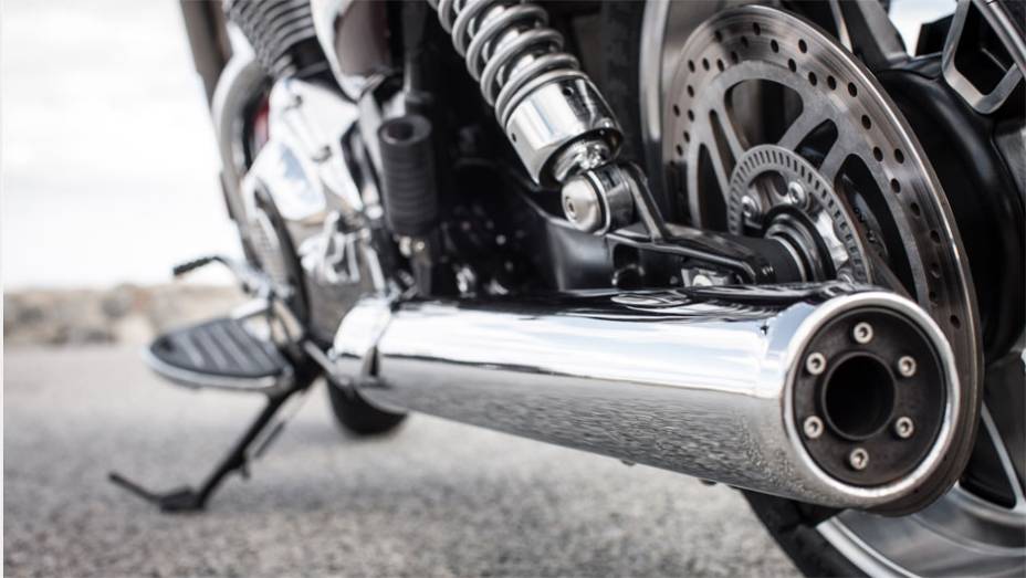 Tubo de escape cromado chama a atenção e entrega bom ronco | <a href="https://gutenberg.quatrorodas.abril.com.br/moto/noticias/triumph-lanca-thunderbird-commander-brasil-791427.shtml" rel="migration">Leia mais</a>