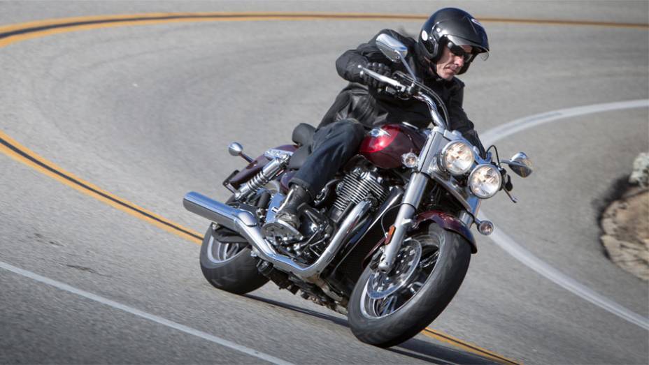 Apesar dos 348 kg, a Triumph Thunderbird Commander conta com incr&iacute;veis flexibilidade, versatilidade e conforto, com respostas r&aacute;pidas e &aacute;geis | <a href="https://gutenberg.quatrorodas.abril.com.br/moto/noticias/triumph-lanca-thunderbird-commander-brasil-791427.shtml" rel="migration"></a>