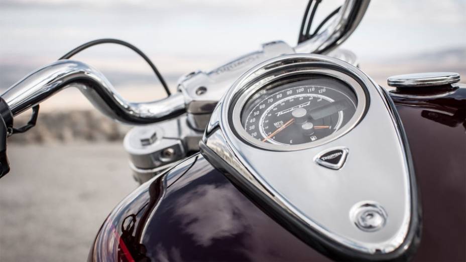 Tanque de combustível e painel de instrumentos | <a href="https://gutenberg.quatrorodas.abril.com.br/moto/noticias/triumph-lanca-thunderbird-commander-brasil-791427.shtml" rel="migration">Leia mais</a>