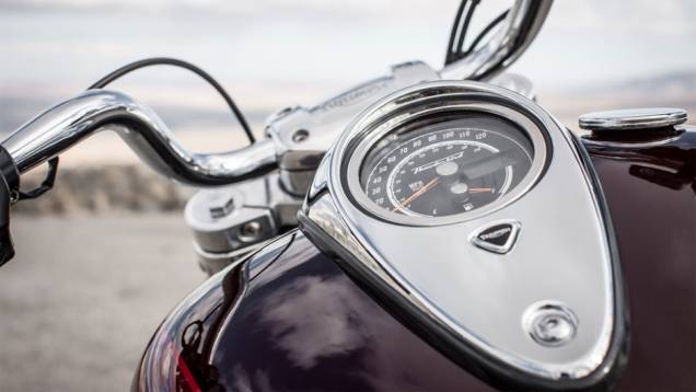Tanque de combustível e painel de instrumentos | <a href="https://gutenberg.quatrorodas.abril.com.br/moto/noticias/triumph-lanca-thunderbird-commander-brasil-791427.shtml" rel="migration">Leia mais</a> Tanque de combustível e painel de instrumentos | <a href="https://gutenberg.quatrorodas.abril.com.br/moto/noticias/triumph-lanca-thunderbird-commander-brasil-791427.shtml" rel="migration">Leia mais</a>