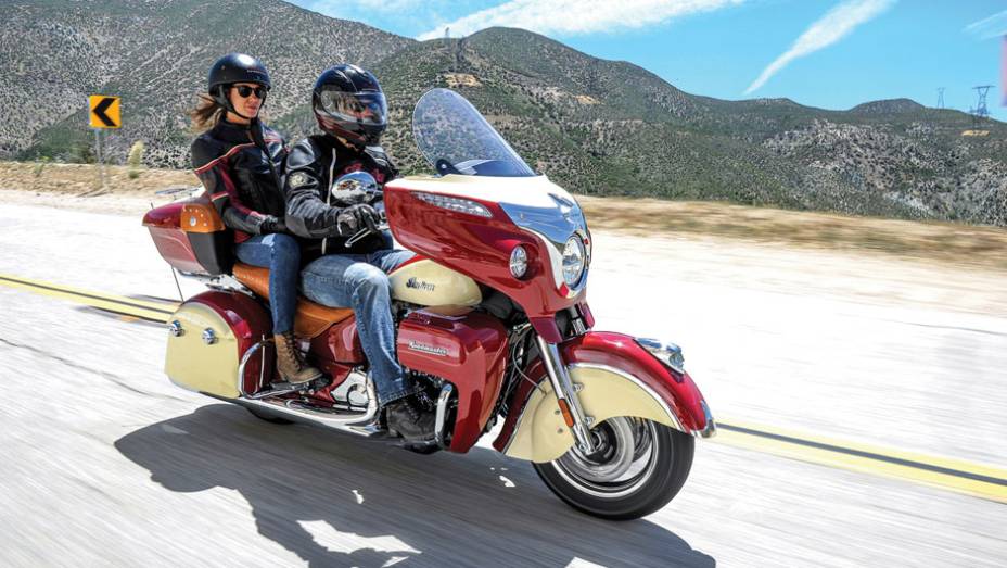 Estradeira disputará o mercado americano com a H-D Electra Glide | <a href="https://gutenberg.quatrorodas.abril.com.br/moto/noticias/indian-apresenta-roadmaster-2015-eua-793017.shtml" rel="migration">Leia mais</a>