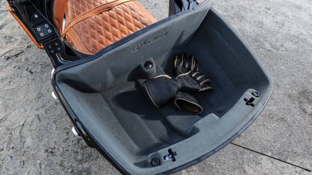 Bauleto atrás encosto do passageiro tem capacidade de 64 litros | <a href="https://gutenberg.quatrorodas.abril.com.br/moto/noticias/indian-apresenta-roadmaster-2015-eua-793017.shtml" rel="migration">Leia mais</a> Bauleto atrás encosto do passageiro tem capacidade de 64 litros | <a href="https://gutenberg.quatrorodas.abril.com.br/moto/noticias/indian-apresenta-roadmaster-2015-eua-793017.shtml" rel="migration">Leia mais</a>