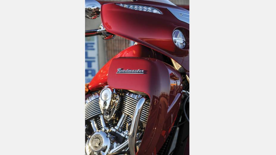 Indian Roadmaster 2015 pode levar um total de 140 kg de bagagem | <a href="https://gutenberg.quatrorodas.abril.com.br/moto/noticias/indian-apresenta-roadmaster-2015-eua-793017.shtml" rel="migration">Leia mais</a>