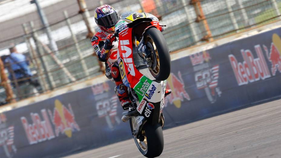 Stefan Bradl completa a lista dos dez melhores | <a href="https://gutenberg.quatrorodas.abril.com.br/moto/noticias/motogp-marquez-conquista-pole-indianapolis-795041.shtml" rel="migration">Leia mais</a>