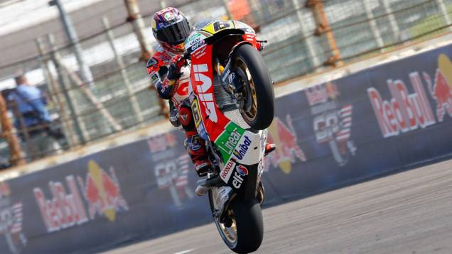 Stefan Bradl completa a lista dos dez melhores | <a href="https://gutenberg.quatrorodas.abril.com.br/moto/noticias/motogp-marquez-conquista-pole-indianapolis-795041.shtml" rel="migration">Leia mais</a> Stefan Bradl completa a lista dos dez melhores | <a href="https://gutenberg.quatrorodas.abril.com.br/moto/noticias/motogp-marquez-conquista-pole-indianapolis-795041.shtml" rel="migration">Leia mais</a>