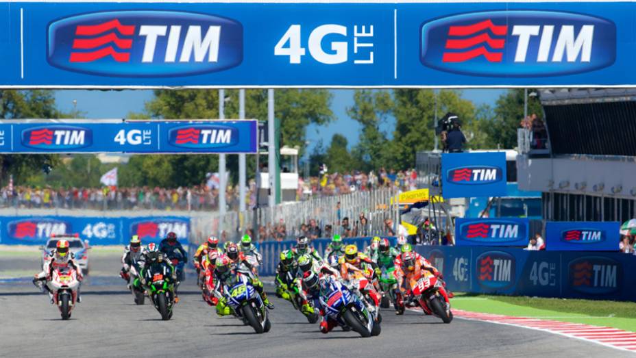 Momento da largada do GP de San Marino. | <a href="https://gutenberg.quatrorodas.abril.com.br/moto/noticias/valentino-rossi-vence-casa-torcida-faz-festa-pista-799871.shtml" rel="migration">Leia mais</a>