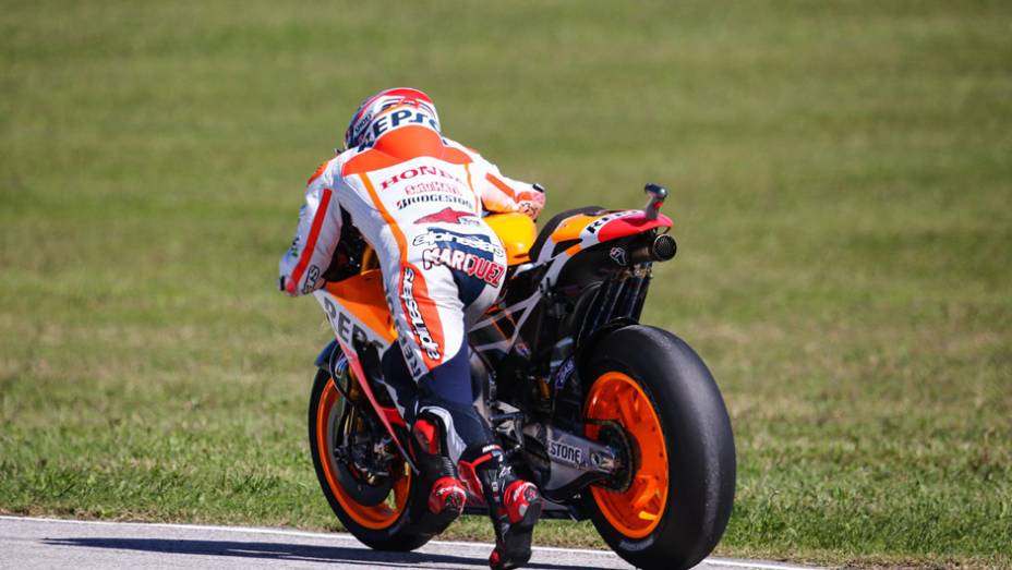 Márquez caiu na décima volta e teve que fazer corrida de recuperação | <a href="https://gutenberg.quatrorodas.abril.com.br/moto/noticias/valentino-rossi-vence-casa-torcida-faz-festa-pista-799871.shtml" rel="migration">Leia mais</a>