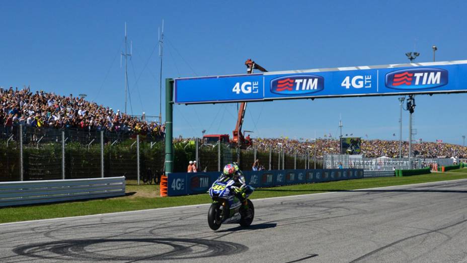 Valentino Rossi venceu a sua 107ª corrida | <a href="https://gutenberg.quatrorodas.abril.com.br/moto/noticias/valentino-rossi-vence-casa-torcida-faz-festa-pista-799871.shtml" rel="migration">Leia mais</a>