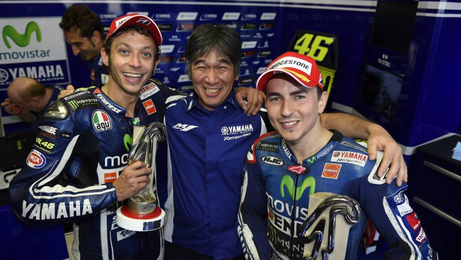 Comemoração com a dobradinha da equipe Yamaha | <a href="https://gutenberg.quatrorodas.abril.com.br/moto/noticias/valentino-rossi-vence-casa-torcida-faz-festa-pista-799871.shtml" rel="migration">Leia mais</a>