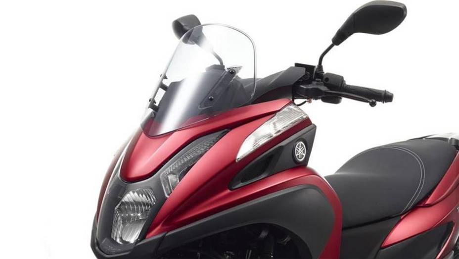 Detalhe do conjunto óptico | <a href="https://gutenberg.quatrorodas.abril.com.br/moto/noticias/yamaha-apresenta-tricity-europa-777991.shtml" rel="migration">Leia mais</a>