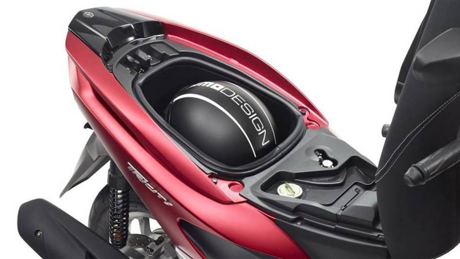 Seu tanque de combustível tem capacidade para 6,6 litros de combustível e abaixo do assento cabe um capacete | <a href="https://gutenberg.quatrorodas.abril.com.br/moto/noticias/yamaha-apresenta-tricity-europa-777991.shtml" rel="migration">Leia mais</a>