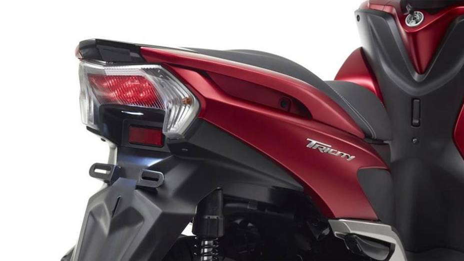 O modelo estará disponível nas cores vermelha, cinza, branca e preta | <a href="https://gutenberg.quatrorodas.abril.com.br/moto/noticias/yamaha-apresenta-tricity-europa-777991.shtml" rel="migration">Leia mais</a>