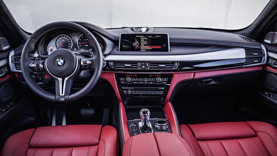 Enquanto isso, o interior apresenta bancos esportivos em couro, assim como o volante M que também traz botões cromados | <a href="https://gutenberg.quatrorodas.abril.com.br/noticias/saloes/losangeles-2014/bmw-revela-novos-x5m-x6m-808807.shtml" rel="migration">Leia mais</a> Enquanto isso, o interior apresenta bancos esportivos em couro, assim como o volante M que também traz botões cromados | <a href="https://gutenberg.quatrorodas.abril.com.br/noticias/saloes/losangeles-2014/bmw-revela-novos-x5m-x6m-808807.shtml" rel="migration">Leia mais</a>