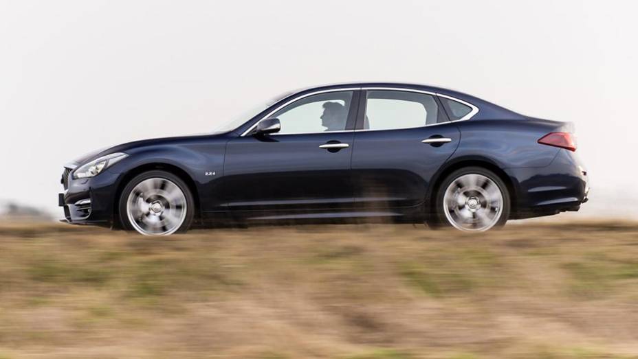 O sedã, originalmente apresentado no Salão de Nova Iorque de 2014, partirá de 43.705 euros | <a href="https://gutenberg.quatrorodas.abril.com.br//noticias/fabricantes/infiniti-confirma-precos-q70-829383.shtml" rel="migration">Leia mais</a> O sedã, originalmente apresentado no Salão de Nova Iorque de 2014, partirá de 43.705 euros | <a href="https://gutenberg.quatrorodas.abril.com.br//noticias/fabricantes/infiniti-confirma-precos-q70-829383.shtml" rel="migration">Leia mais</a>