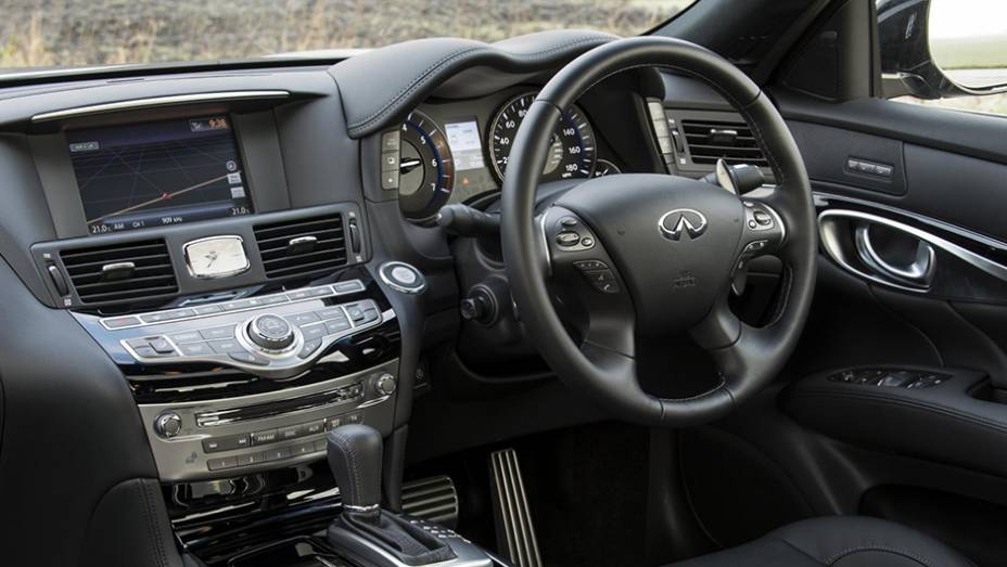 A transmissão é automática de sete velocidades | <a href="https://gutenberg.quatrorodas.abril.com.br//noticias/fabricantes/infiniti-confirma-precos-q70-829383.shtml" rel="migration">Leia mais</a> A transmissão é automática de sete velocidades | <a href="https://gutenberg.quatrorodas.abril.com.br//noticias/fabricantes/infiniti-confirma-precos-q70-829383.shtml" rel="migration">Leia mais</a>