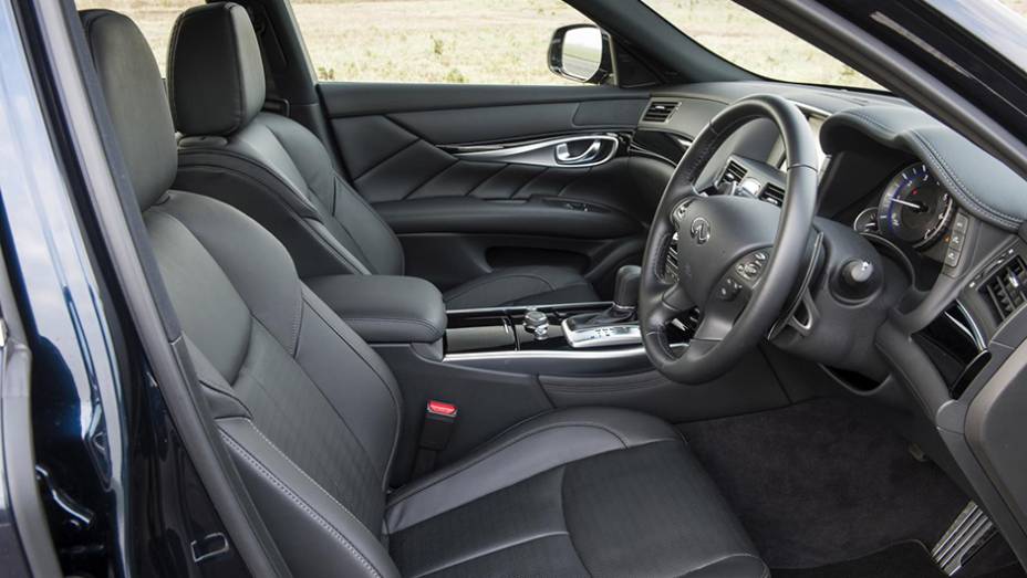 Em termos de performance, o modelo acelera de 0 a 100 km/h em 5,3 segundos | <a href="https://gutenberg.quatrorodas.abril.com.br//noticias/fabricantes/infiniti-confirma-precos-q70-829383.shtml" rel="migration">Leia mais</a> Em termos de performance, o modelo acelera de 0 a 100 km/h em 5,3 segundos | <a href="https://gutenberg.quatrorodas.abril.com.br//noticias/fabricantes/infiniti-confirma-precos-q70-829383.shtml" rel="migration">Leia mais</a>