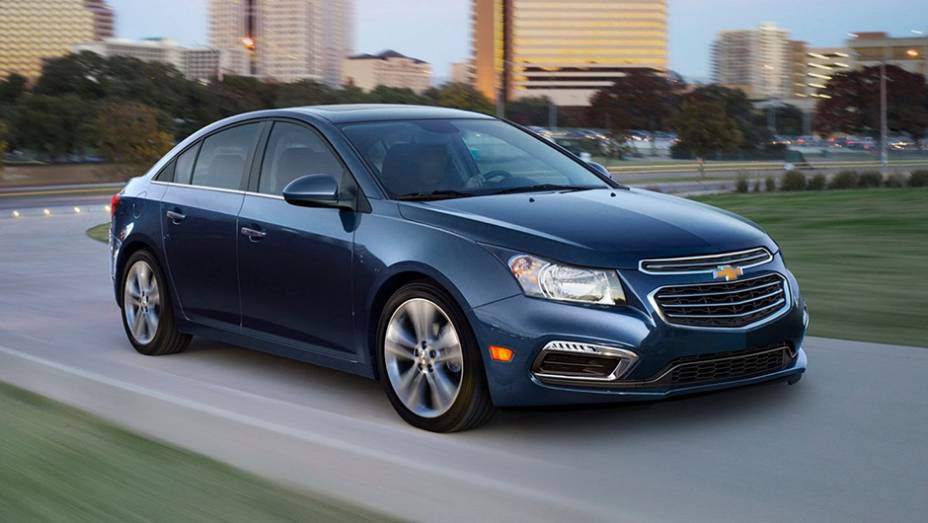 PRESENTE: Chevrolet Cruze - Modelo mais vendido da marca no mundo atualmente, o Cruze chegou ao Brasil no fim de 2011. Nunca conseguiu combater os rivais japoneses Toyota Corolla e Honda Civic, apesar do projeto moderno