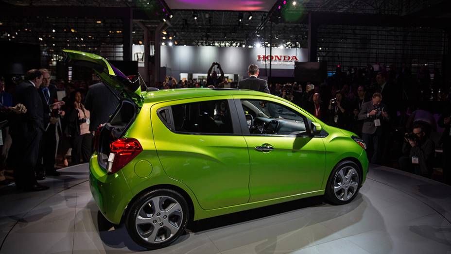 Chevrolet Spark | <a href="https://gutenberg.quatrorodas.abril.com.br/noticias/saloes/new-york-2015/chevrolet-revela-spark-2016-852520.shtml" target="_blank" rel="migration">Leia mais</a>