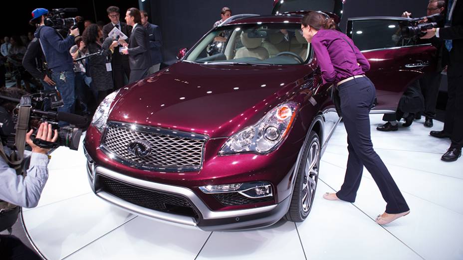 Infiniti QX50 | <a href="https://gutenberg.quatrorodas.abril.com.br/noticias/saloes/new-york-2015/infiniti-revela-qx50-2016-entre-eixos-alongado-852420.shtml" target="_blank" rel="migration">Leia mais</a>