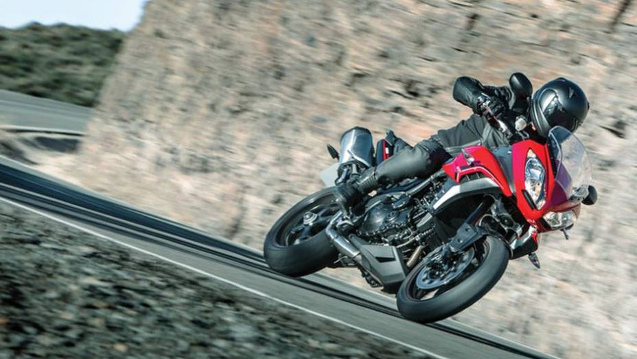 O modelo chega para suceder a versão 1050 | <a href="https://gutenberg.quatrorodas.abril.com.br/moto/noticias/triumph-revela-tiger-sport-731104.shtml" rel="migration">Leia mais</a>