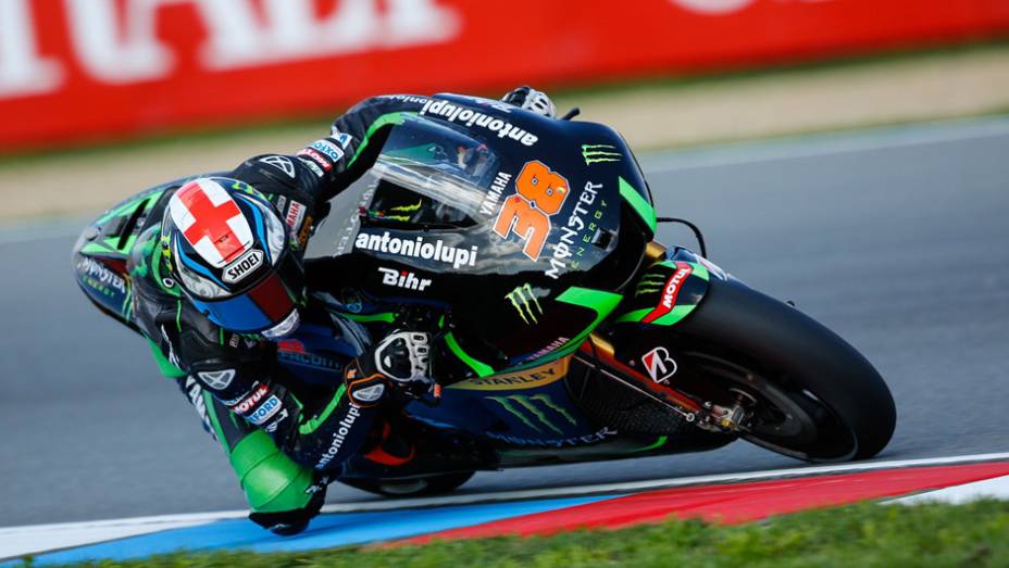 Bradley Smith foi bem e marcou uma ótima quarta posição. | <a href="https://gutenberg.quatrorodas.abril.com.br/moto/noticias/marquez-crava-nona-pole-ano-796969.shtml" rel="migration">Leia mais</a>