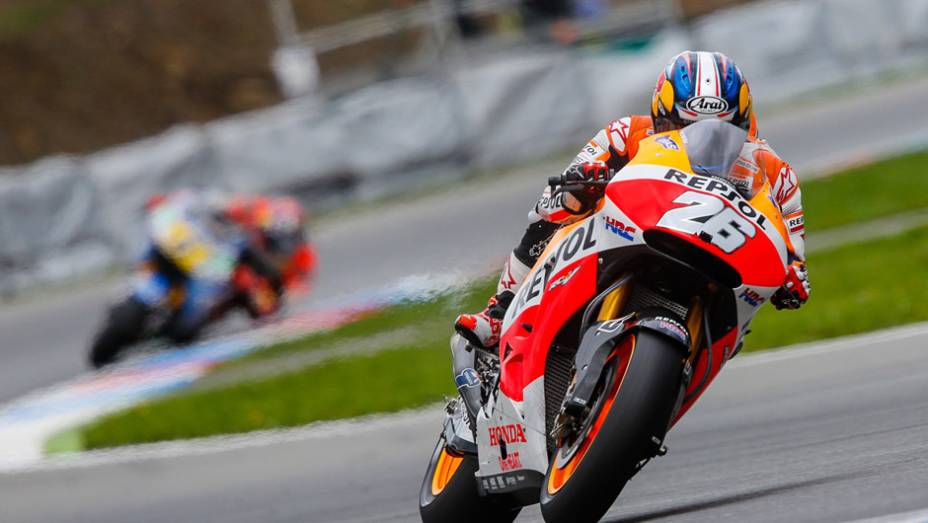 Dani Pedrosa, segundo na classificação, larga apenas na quinta posição. | <a href="https://gutenberg.quatrorodas.abril.com.br/moto/noticias/marquez-crava-nona-pole-ano-796969.shtml" rel="migration">Leia mais</a>