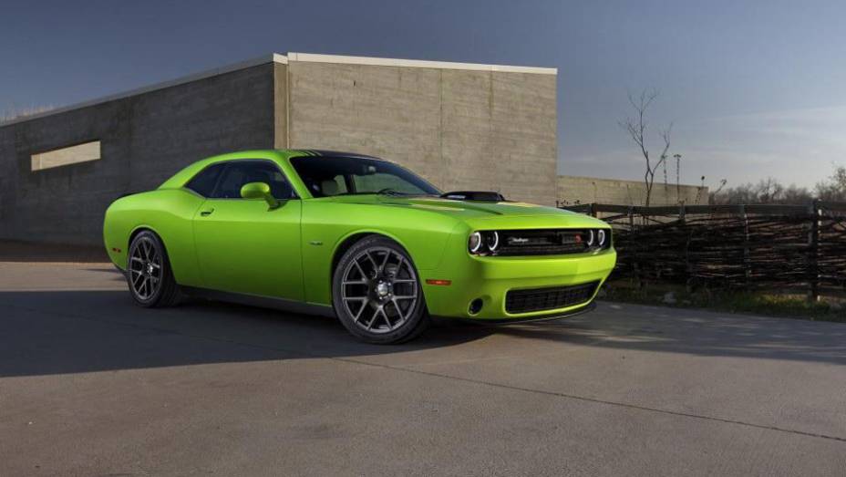 A versão 2015 do Dodge Challenger deve começar a ser vendida ainda este ano. | <a href="https://gutenberg.quatrorodas.abril.com.br/noticias/saloes/new-york-2014/challenger-reestilizado-apresentado-nova-york-780076.shtml" rel="migration">Leia mais</a>