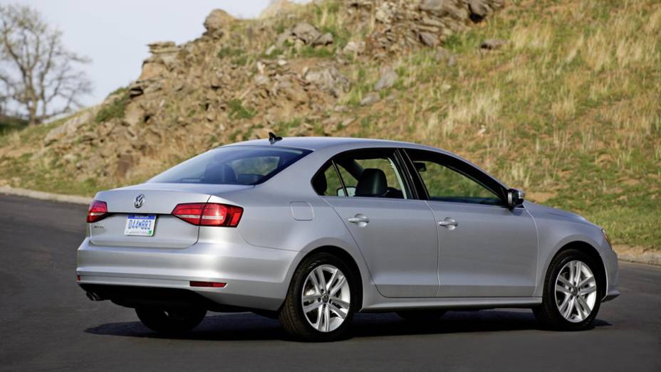 Carro será apresentado oficialmente no Salão de Nova York. | <a href="https://gutenberg.quatrorodas.abril.com.br/noticias/fabricantes/jetta-2015-revelado-ganha-novidades-779724.shtml" rel="migration">Leia mais</a> Carro será apresentado oficialmente no Salão de Nova York. | <a href="https://gutenberg.quatrorodas.abril.com.br/noticias/fabricantes/jetta-2015-revelado-ganha-novidades-779724.shtml" rel="migration">Leia mais</a>