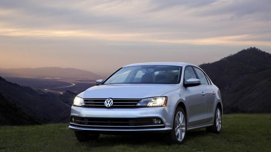 Jetta tem novos faróis de bi xênon (vendidos como opcionais) e luzes de led para uso diurno. | <a href="https://gutenberg.quatrorodas.abril.com.br/noticias/fabricantes/jetta-2015-revelado-ganha-novidades-779724.shtml" rel="migration">Leia mais</a> Jetta tem novos faróis de bi xênon (vendidos como opcionais) e luzes de led para uso diurno. | <a href="https://gutenberg.quatrorodas.abril.com.br/noticias/fabricantes/jetta-2015-revelado-ganha-novidades-779724.shtml" rel="migration">Leia mais</a>