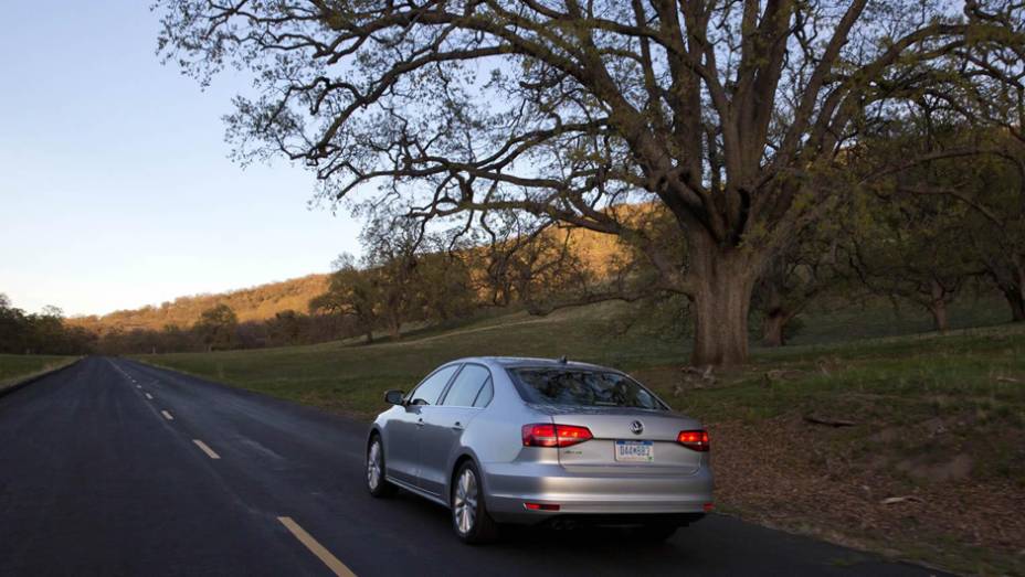 Por ser fabricado no México, é provável que o modelo chegue ao Brasil em breve. | <a href="https://gutenberg.quatrorodas.abril.com.br/noticias/fabricantes/jetta-2015-revelado-ganha-novidades-779724.shtml" rel="migration">Leia mais</a> Por ser fabricado no México, é provável que o modelo chegue ao Brasil em breve. | <a href="https://gutenberg.quatrorodas.abril.com.br/noticias/fabricantes/jetta-2015-revelado-ganha-novidades-779724.shtml" rel="migration">Leia mais</a>