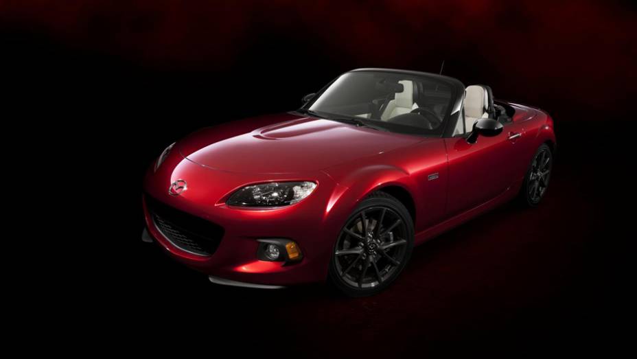 Mazda apresenta MX-5 25th Anniversary Edition no Salão de Nova York. | <a href="https://gutenberg.quatrorodas.abril.com.br/noticias/saloes/new-york-2014/mazda-revela-mx-5-25th-anniversary-edition-salao-nova-york-779961.shtml" rel="migration">Leia mais</a>