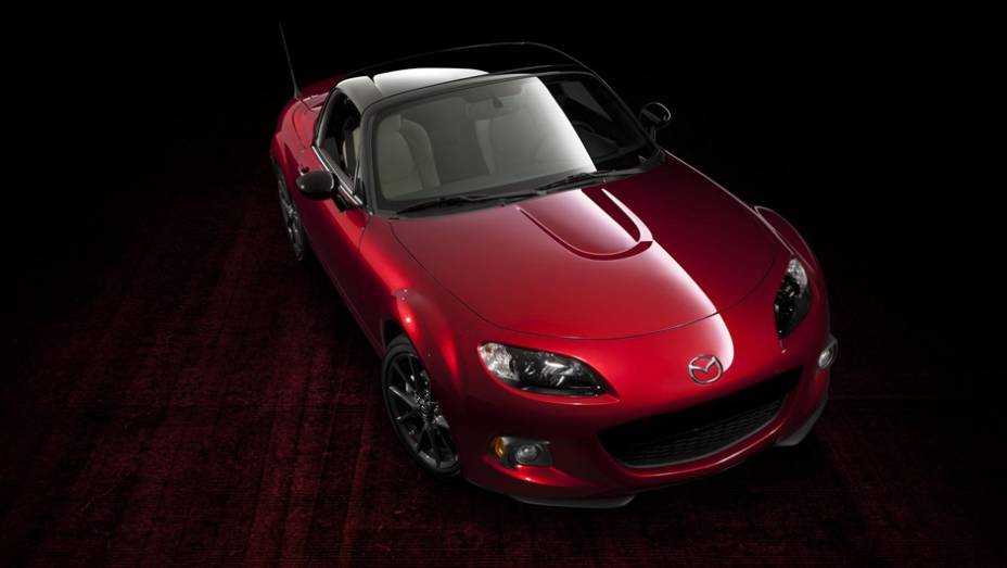 Edição especial celebra os 25 anos em que o carro estreou no mercado norte-americano, | <a href="https://gutenberg.quatrorodas.abril.com.br/noticias/saloes/new-york-2014/mazda-revela-mx-5-25th-anniversary-edition-salao-nova-york-779961.shtml" rel="migration">Leia mais</a>