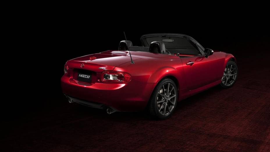 Serão 100 unidades à venda nos Estados Unidos. | <a href="https://gutenberg.quatrorodas.abril.com.br/noticias/saloes/new-york-2014/mazda-revela-mx-5-25th-anniversary-edition-salao-nova-york-779961.shtml" rel="migration">Leia mais</a>