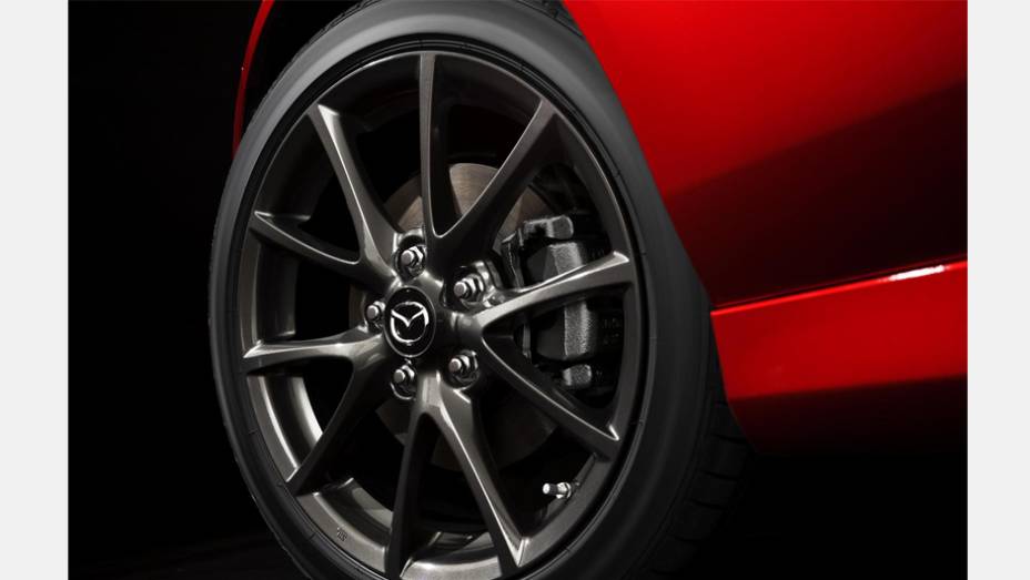 O carro japonês terá rodas de 17 polegadas. | <a href="https://gutenberg.quatrorodas.abril.com.br/noticias/saloes/new-york-2014/mazda-revela-mx-5-25th-anniversary-edition-salao-nova-york-779961.shtml" rel="migration">Leia mais</a>