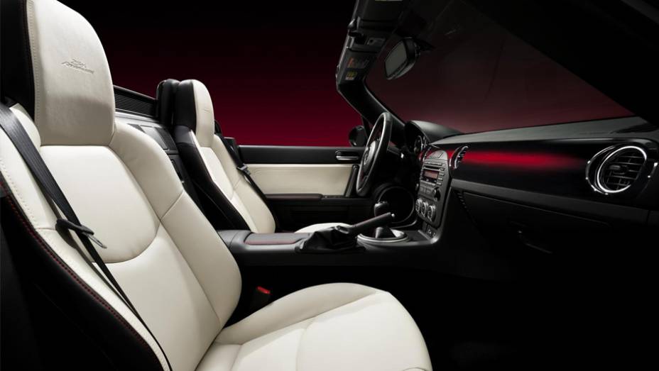 Os bancos tem acabamento em couro branco. | <a href="https://gutenberg.quatrorodas.abril.com.br/noticias/saloes/new-york-2014/mazda-revela-mx-5-25th-anniversary-edition-salao-nova-york-779961.shtml" rel="migration">Leia mais</a>