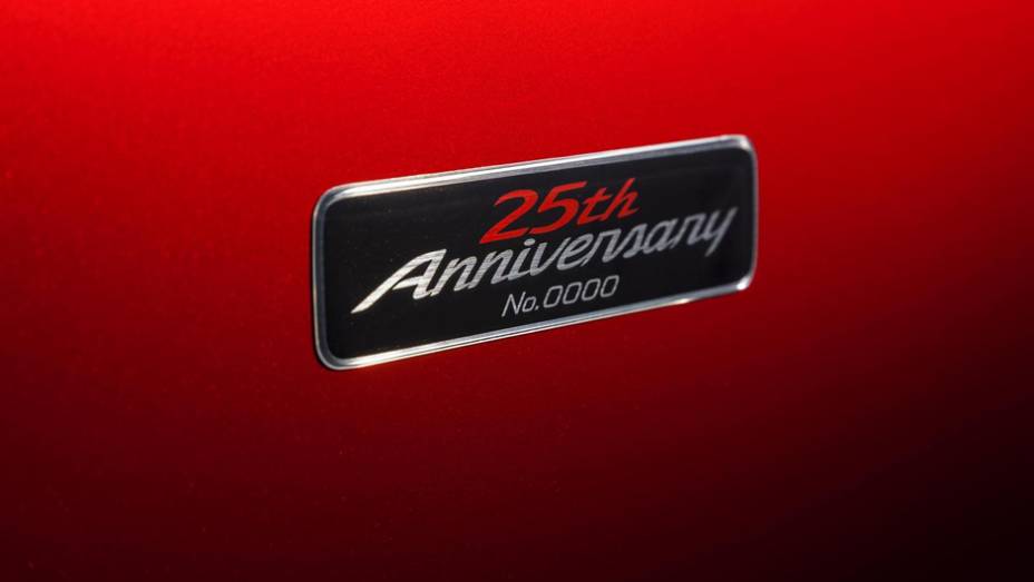 As cem unidades serão numeradas. | <a href="https://gutenberg.quatrorodas.abril.com.br/noticias/saloes/new-york-2014/mazda-revela-mx-5-25th-anniversary-edition-salao-nova-york-779961.shtml" rel="migration">Leia mais</a>