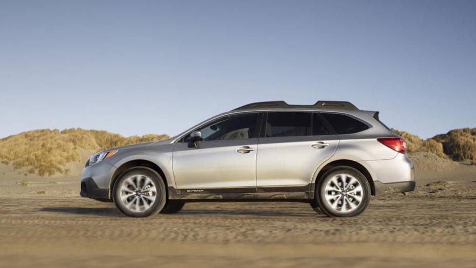 O modelo foi redesenhado e segue os passos do Legacy. | <a href="https://gutenberg.quatrorodas.abril.com.br/noticias/saloes/new-york-2014/subaru-revela-outback-2015-nova-york-780160.shtml" rel="migration">Leia mais</a>