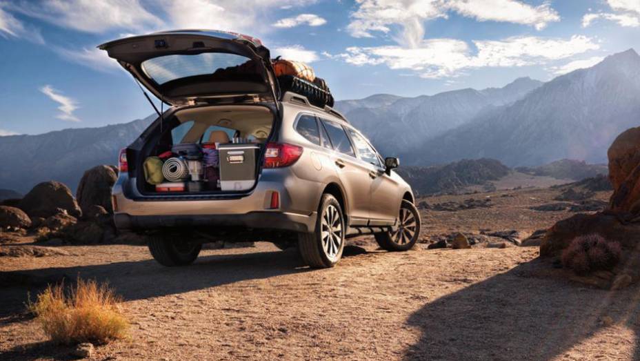 A versão 2015 traz um spoiler montado na traseira. | <a href="https://gutenberg.quatrorodas.abril.com.br/noticias/saloes/new-york-2014/subaru-revela-outback-2015-nova-york-780160.shtml" rel="migration">Leia mais</a>