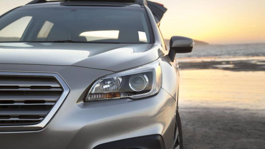 Detalhes da frente do Outback. | <a href="https://gutenberg.quatrorodas.abril.com.br/noticias/saloes/new-york-2014/subaru-revela-outback-2015-nova-york-780160.shtml" rel="migration">Leia mais</a>