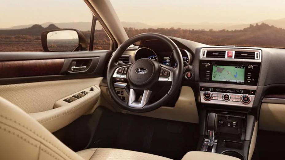 A versão Premium contempla os proprietários com um assento e volante revestido de couro. | <a href="https://gutenberg.quatrorodas.abril.com.br/noticias/saloes/new-york-2014/subaru-revela-outback-2015-nova-york-780160.shtml" rel="migration">Leia mais</a>