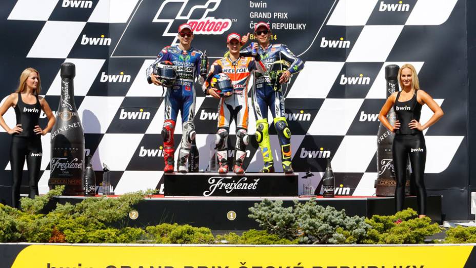 O Grande Prêmio de Brno teve a vitória de Dani Pedrosa. A dupla da Yamaha, Jorge Lorenzo e Valentino Rossi completaram o pódio.| <a href="https://gutenberg.quatrorodas.abril.com.br/moto/noticias/pedrosa-quebra-invencibilidade-marquez-797037.shtml" rel="migration">Leia mais</a>