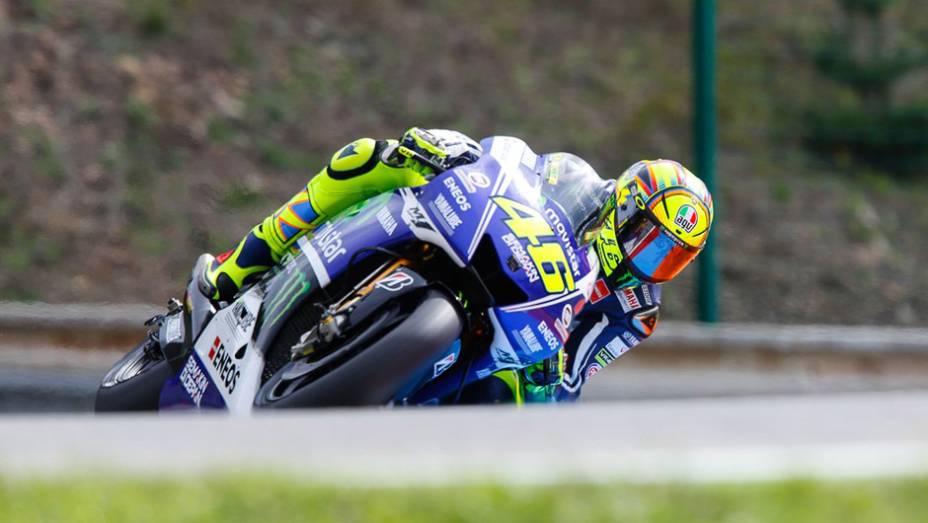 Rossi conseguiu despachar Márquez e terminou em terceiro. | <a href="https://gutenberg.quatrorodas.abril.com.br/moto/noticias/pedrosa-quebra-invencibilidade-marquez-797037.shtml" rel="migration">Leia mais</a>