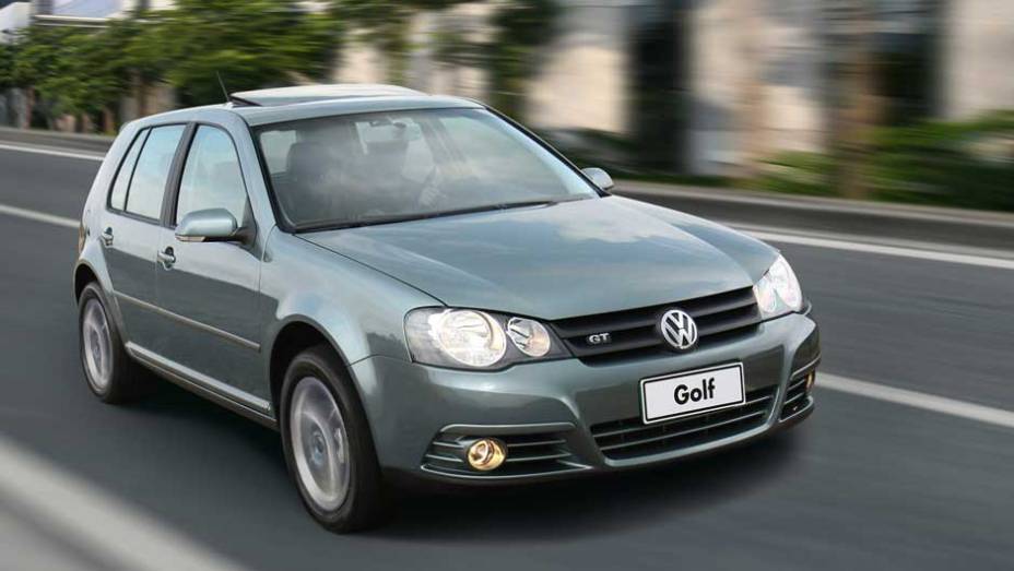 VW Golf GT: antes da chegada da sétima geração, a marca resolveu criar uma versão pseudo-esportiva do velho Golf, com o mesmo motor 2.0 das versões normais