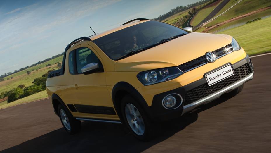 Depois de Gol e Voyage, agora &eacute; a Saveiro que est&aacute; de cara nova. Esta &eacute; a vers&atilde;o top Cross, mas antes vamos conhecer as outras op&ccedil;&otilde;es da linha | <a href="https://gutenberg.quatrorodas.abril.com.br/carros/lancamentos/vw-saveiro-2014-738896.shtml" rel="migration">Leia mais</a>