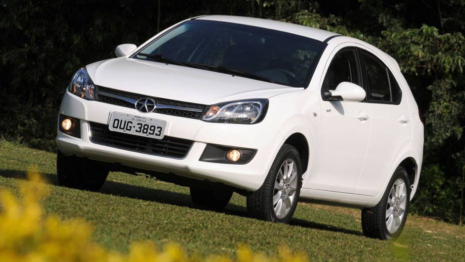 A reestilização foi bastante profunda, com novos faróis, grade e para-choque | <a href="https://gutenberg.quatrorodas.abril.com.br/galerias/jac/j3-j3-turin-2014-744437.shtml" rel="migration">Leia mais</a> A reestilização foi bastante profunda, com novos faróis, grade e para-choque | <a href="https://gutenberg.quatrorodas.abril.com.br/galerias/jac/j3-j3-turin-2014-744437.shtml" rel="migration">Leia mais</a>