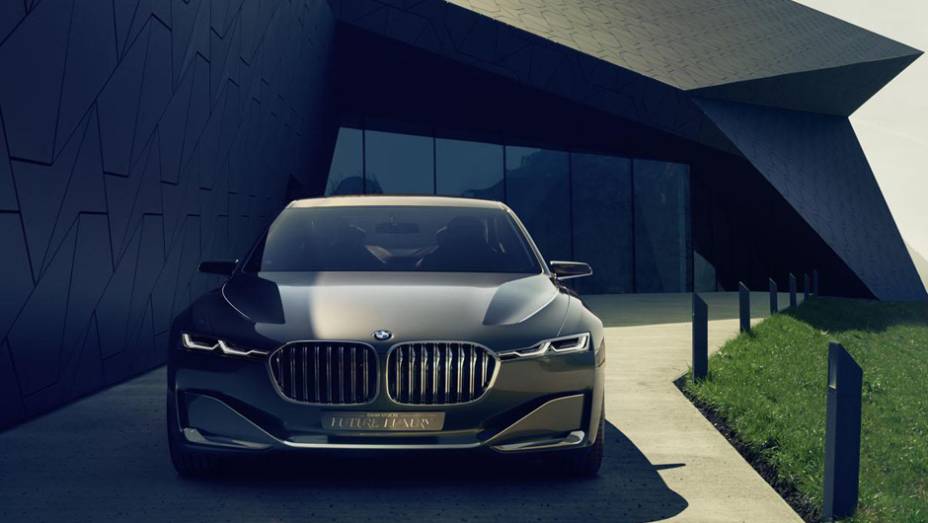 A frente traz a tradicional grade dupla. | <a href="https://gutenberg.quatrorodas.abril.com.br/noticias/saloes/pequim-2014/bmw-apresentara-conceito-estudo-design-780054.shtml" rel="migration">Leia mais</a>