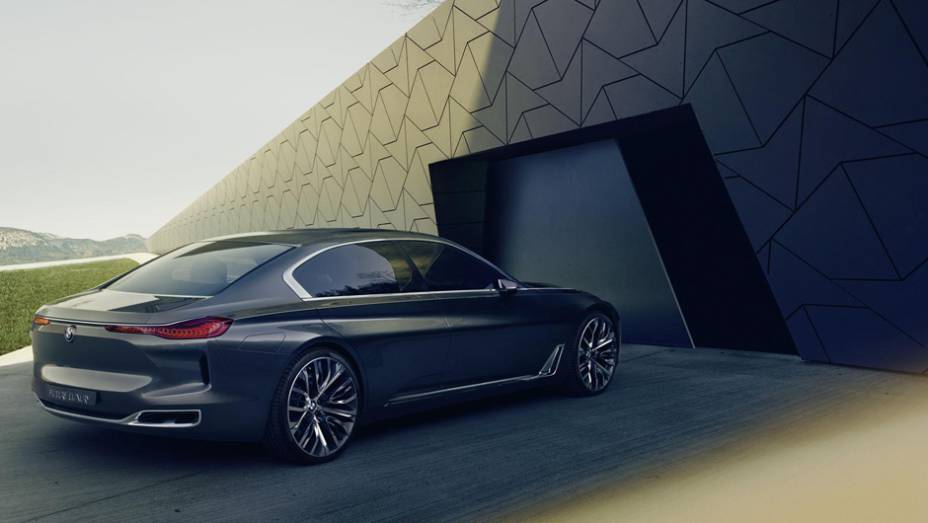 A traseira é tomada por um grande para-choque com linhas limpas e lanternas esguias de OLED. | <a href="https://gutenberg.quatrorodas.abril.com.br/noticias/saloes/pequim-2014/bmw-apresentara-conceito-estudo-design-780054.shtml" rel="migration">Leia mais</a>