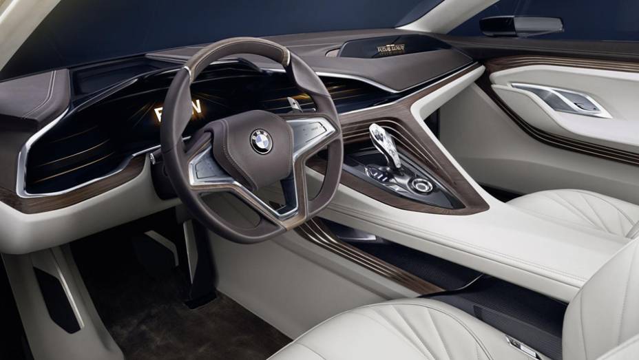 O interior contém três displays... | <a href="https://gutenberg.quatrorodas.abril.com.br/noticias/saloes/pequim-2014/bmw-apresentara-conceito-estudo-design-780054.shtml" rel="migration">Leia mais</a>