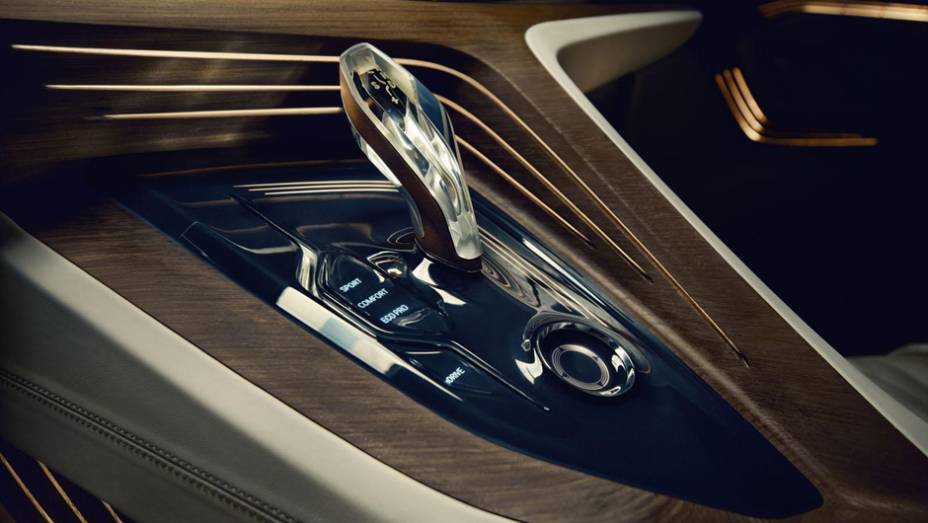 Detalhe da manopla de câmbio. | <a href="https://gutenberg.quatrorodas.abril.com.br/noticias/saloes/pequim-2014/bmw-apresentara-conceito-estudo-design-780054.shtml" rel="migration">Leia mais</a>